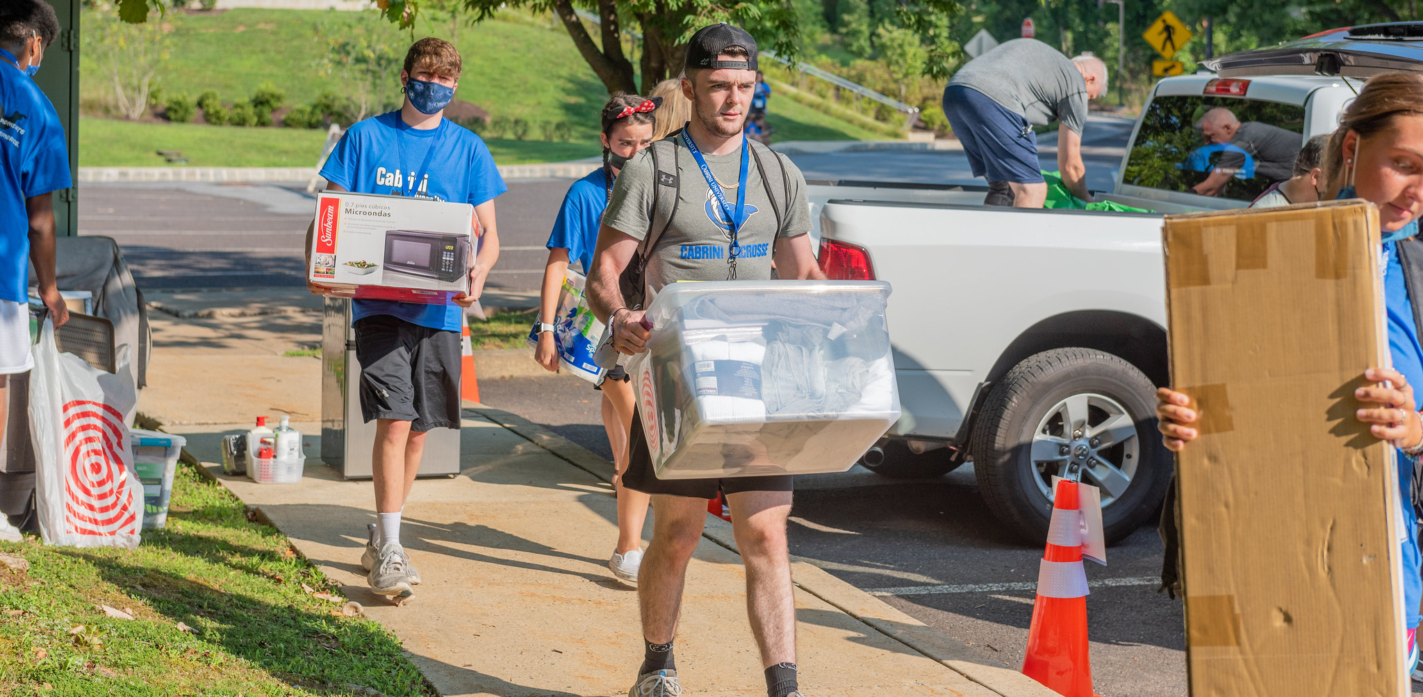 students moving into campus