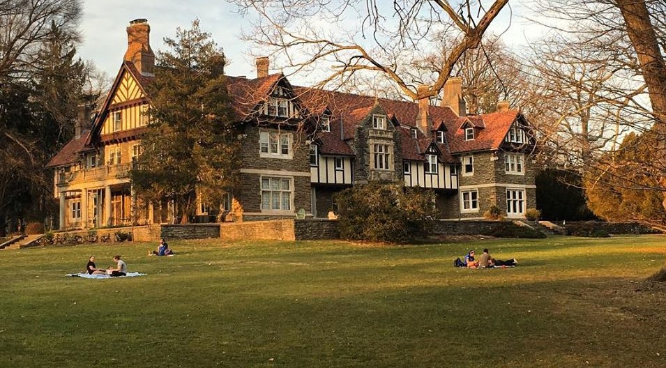 Students on Mansion lawn